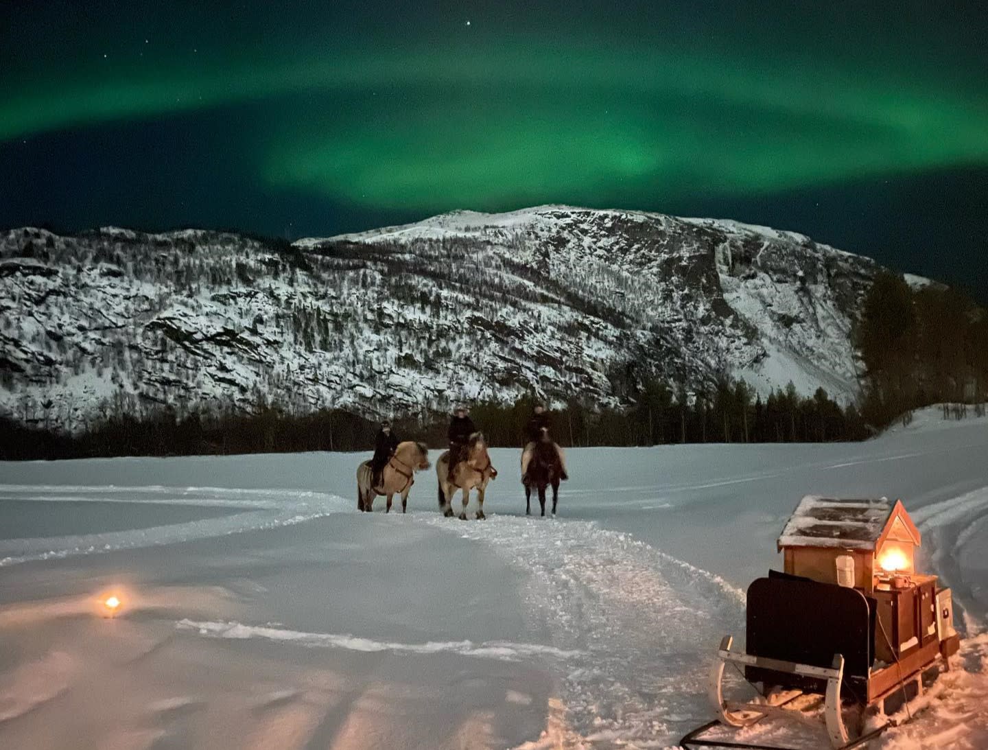 paseo a caballo en trineo auroras boreales Alta