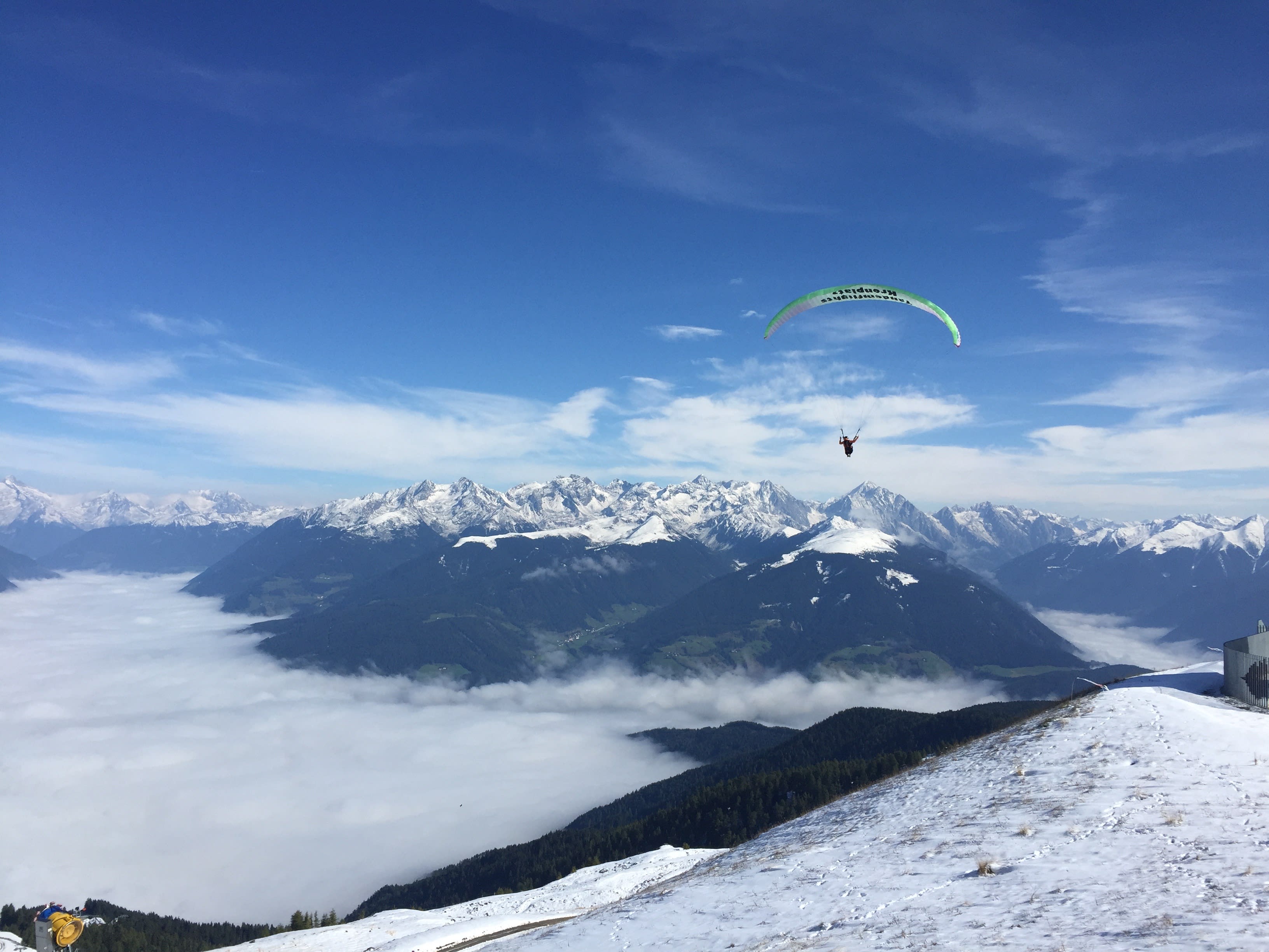 Tandem-Gleitschirmfliegen über dem Kronplatz