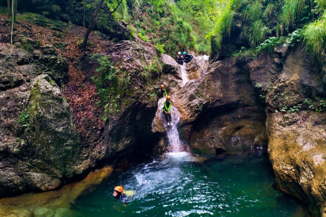 Un grupo de amigos haciendo barranquismo desde Bovec en el cañón de Sušec