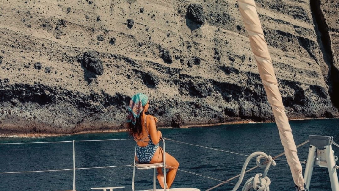 Croisière privée en catamaran depuis la baie d'Ammoudi à Santorin