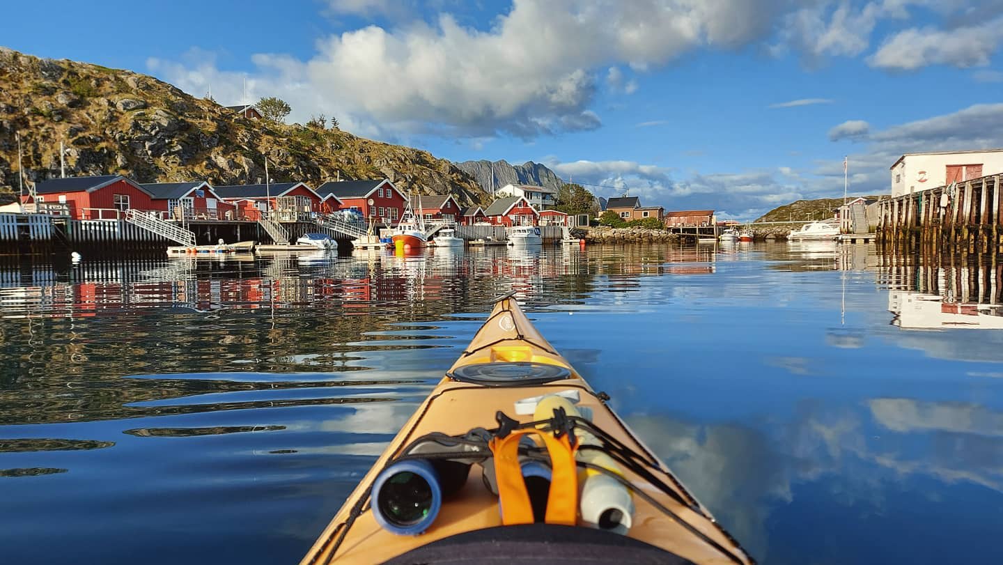 Sommerlicher Kajakausflug um die Insel Skrova auf den Lofoten ab Svolvær