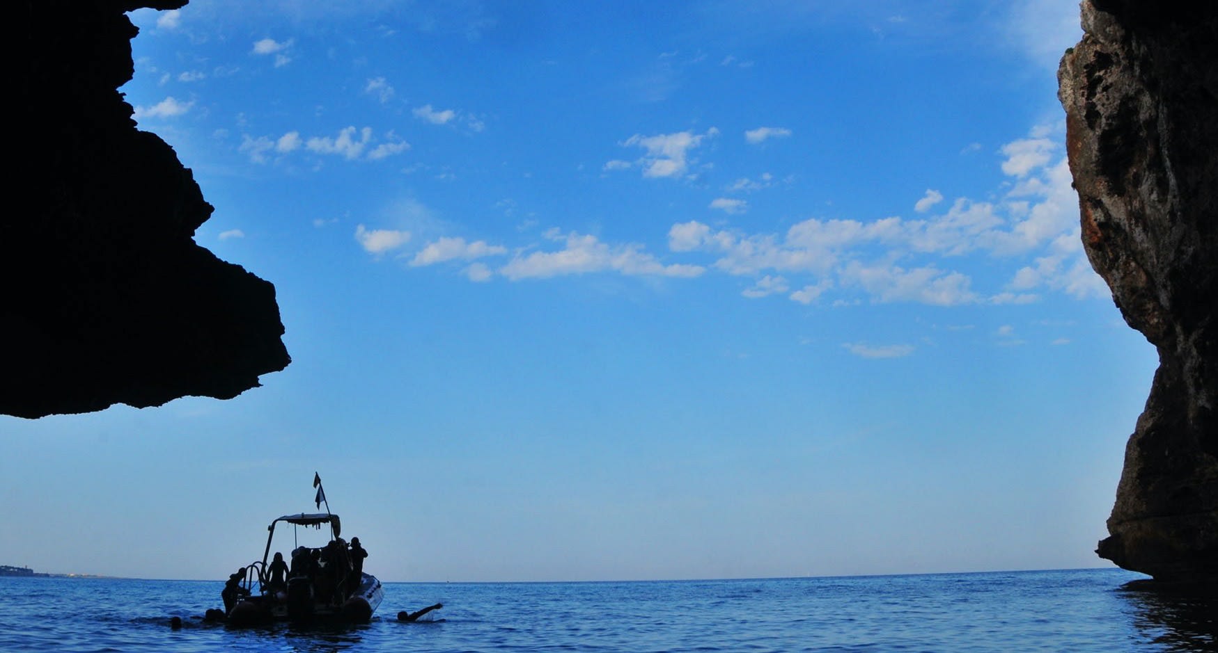 Bateau et grotte