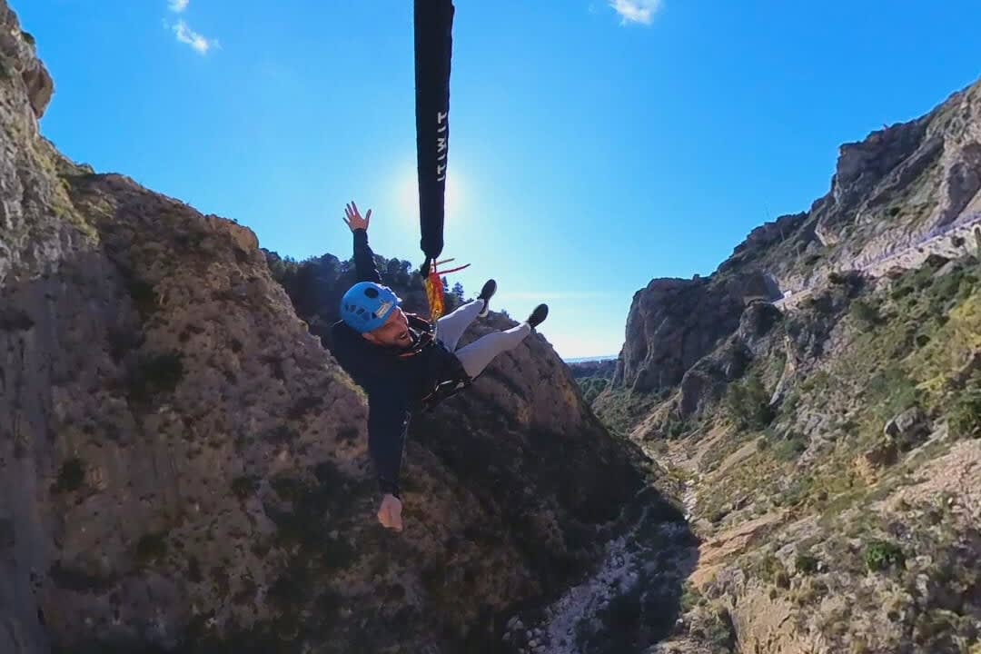 Mann beim Bungee-Springen an der Mascarat-Brücke in Alicante