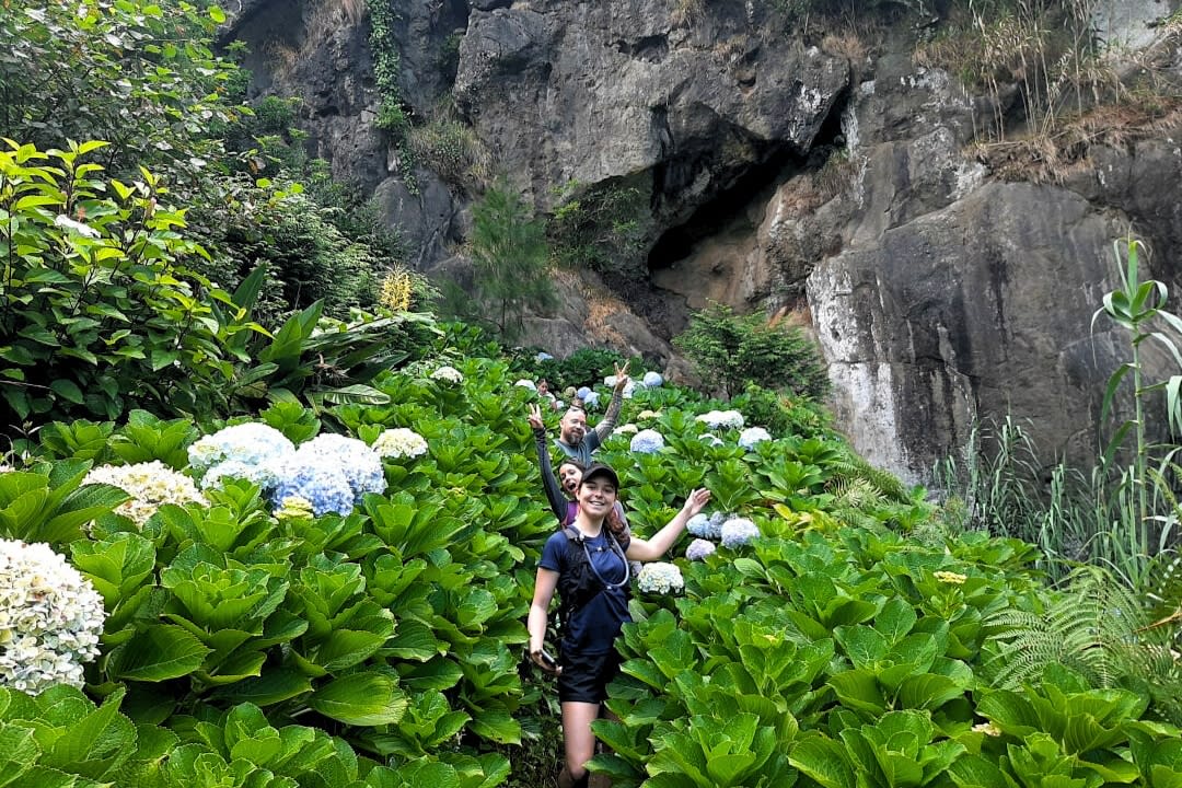 Una familia haciendo una excursión de Senderismo y Snorkel en Porto Formoso, en la isla de São Miguel, Azores.