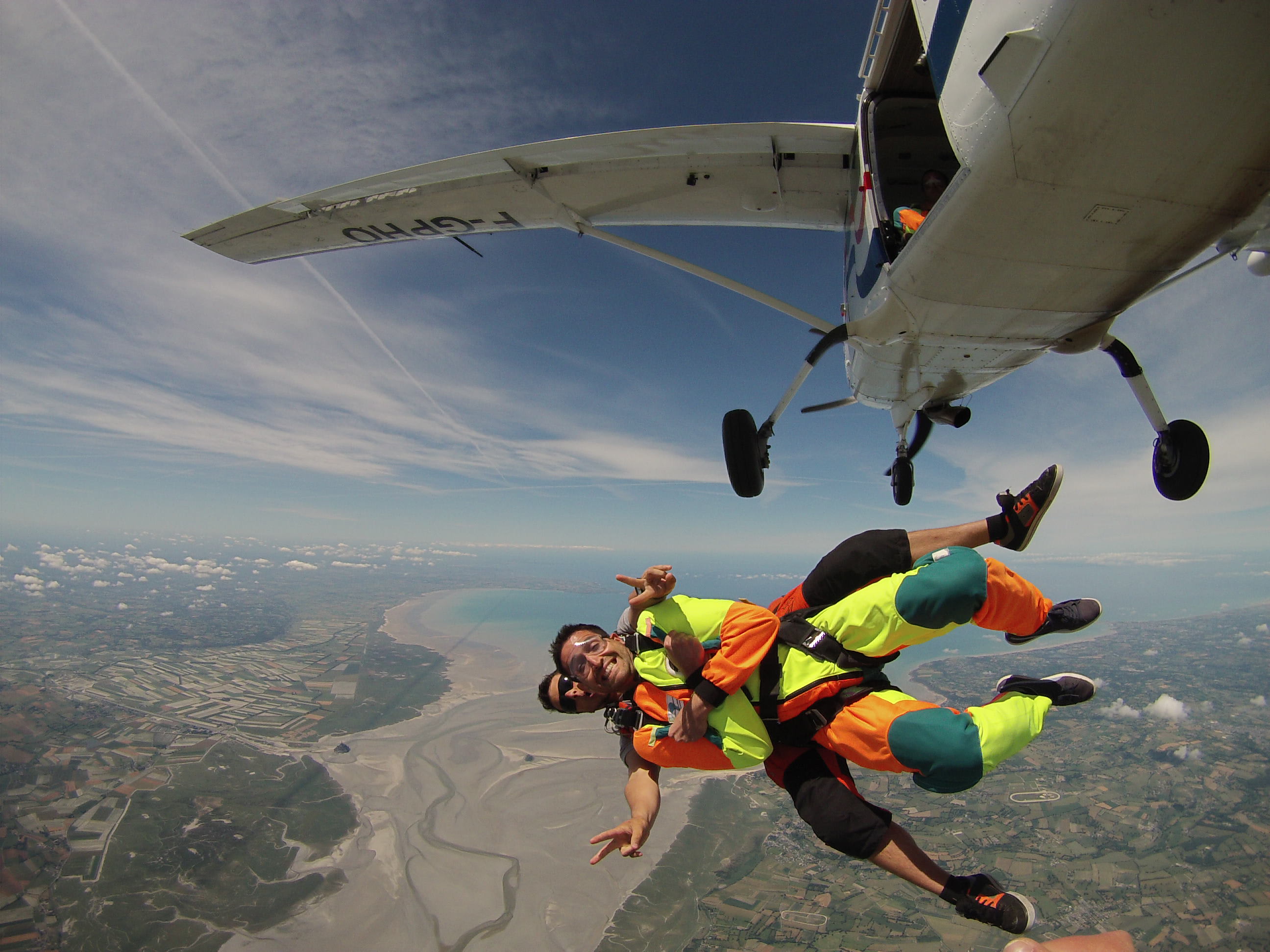 Tandem-Fallschirmspringen über dem Mont-Saint-Michel