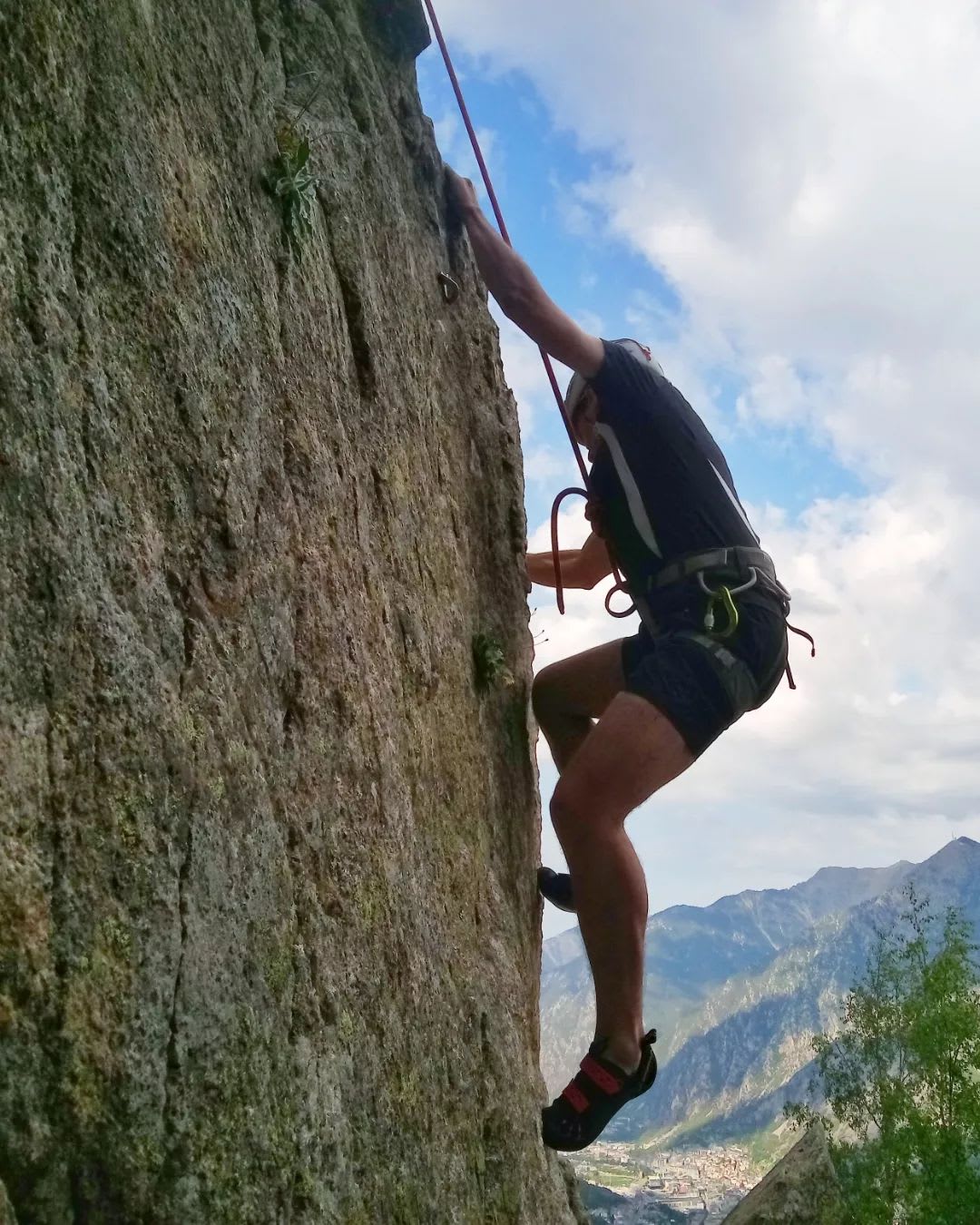 Trepar por un acantilado durante una actividad de escalada