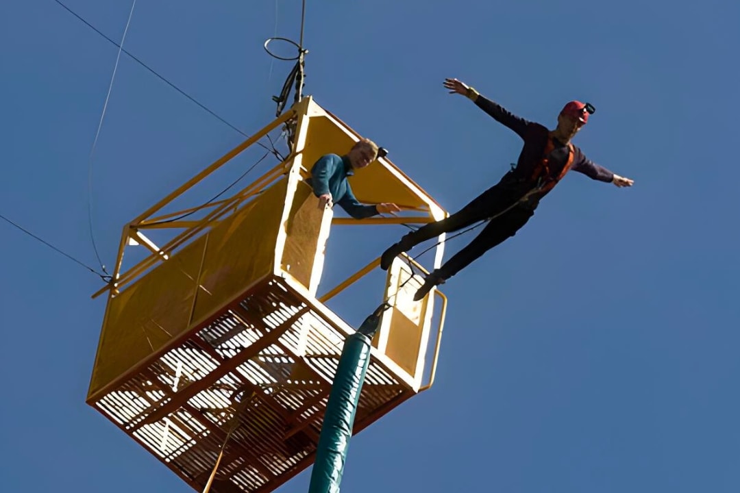 Mann beim Bungee-Springen in Lloret de Mar