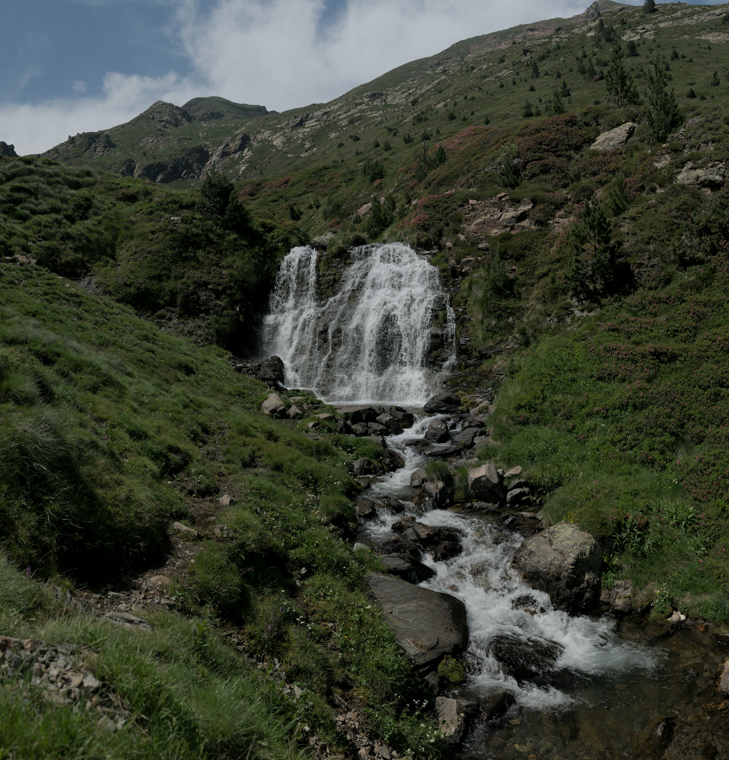 Cascade dans les montagnes à Ordino