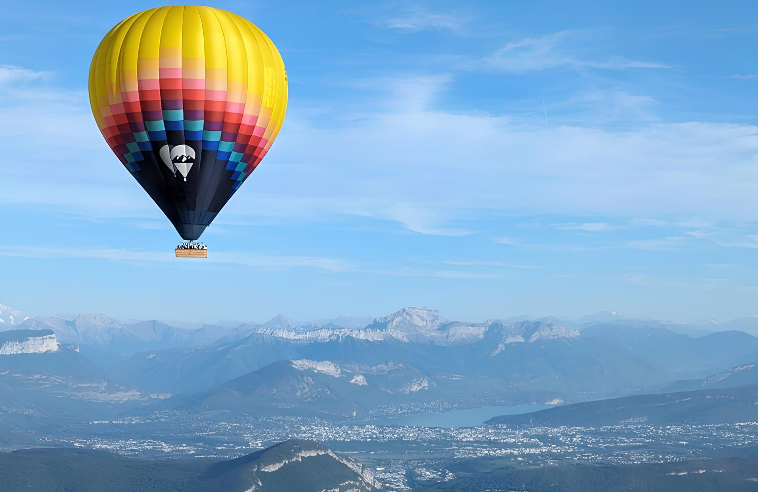 Montgolfière au-dessus des Alpes