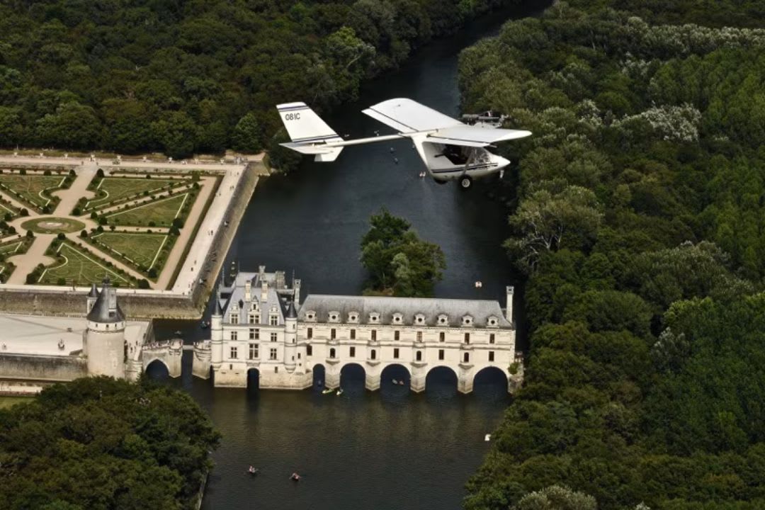 Microlight flight in the Loire over the Château de Chenonceau