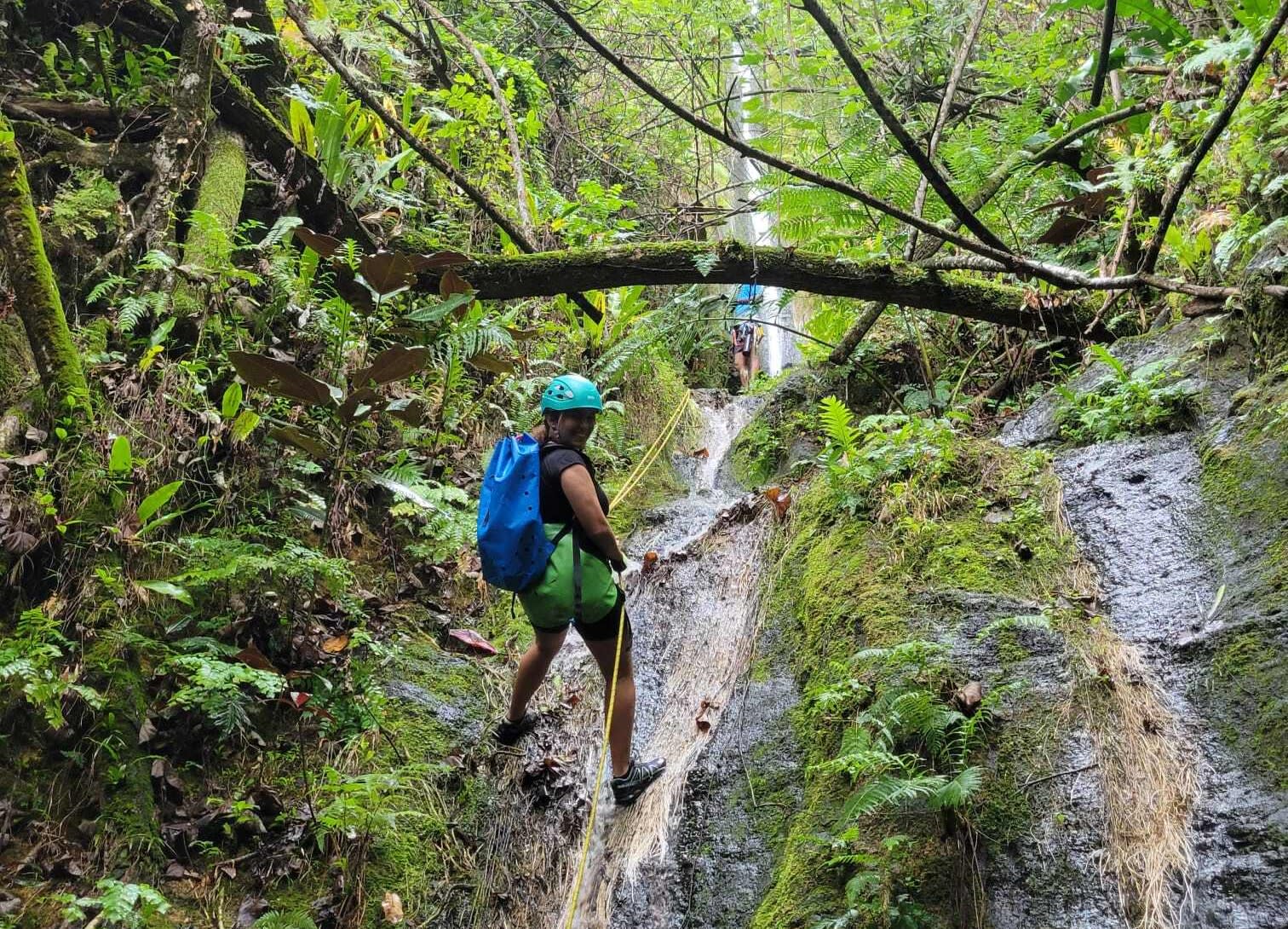 Descenso en rappel de un cañón en Moorea