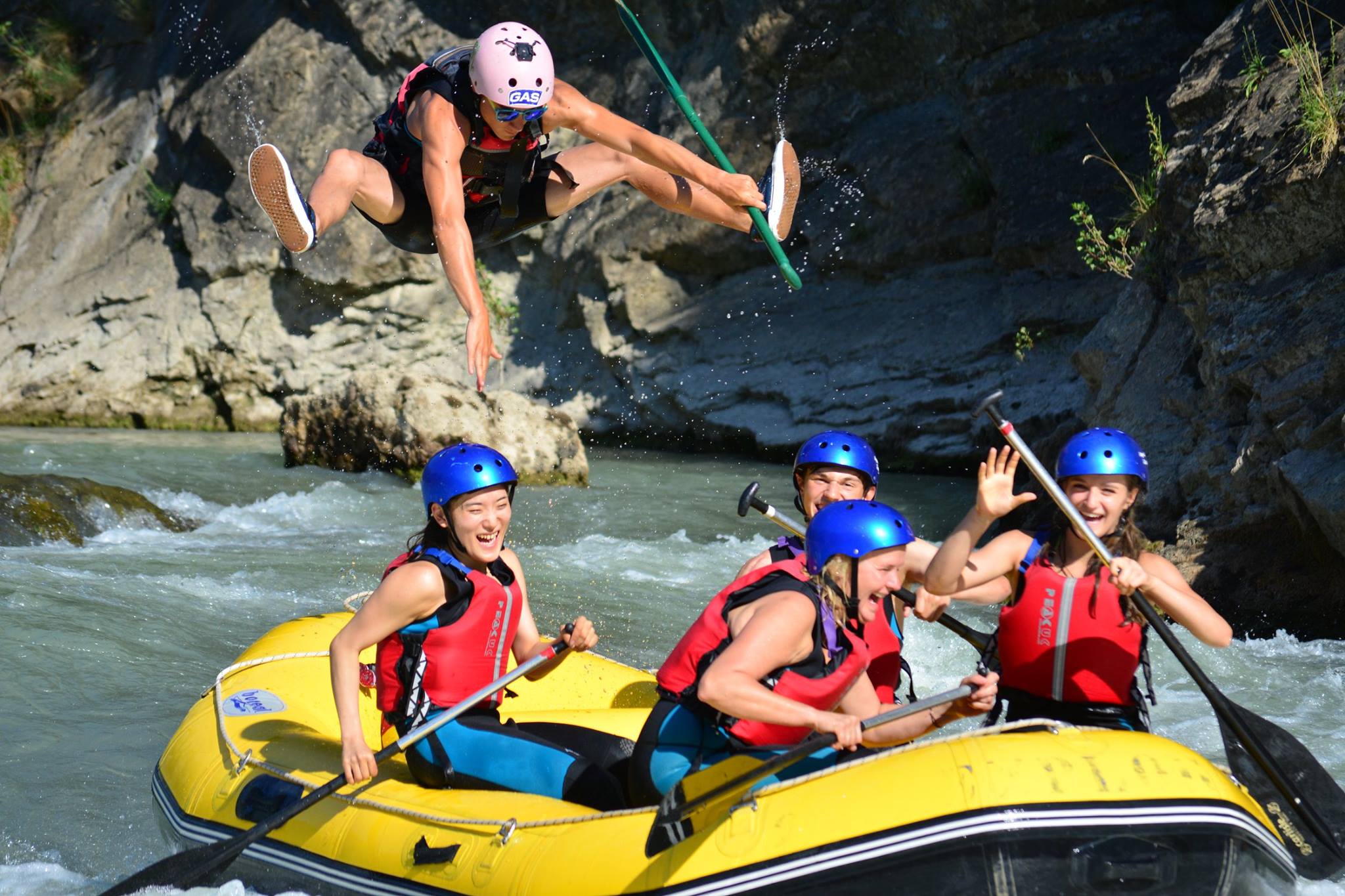 Actividad de rafting en el río Gállego en Murillo de Gállego, cerca de Huesca
