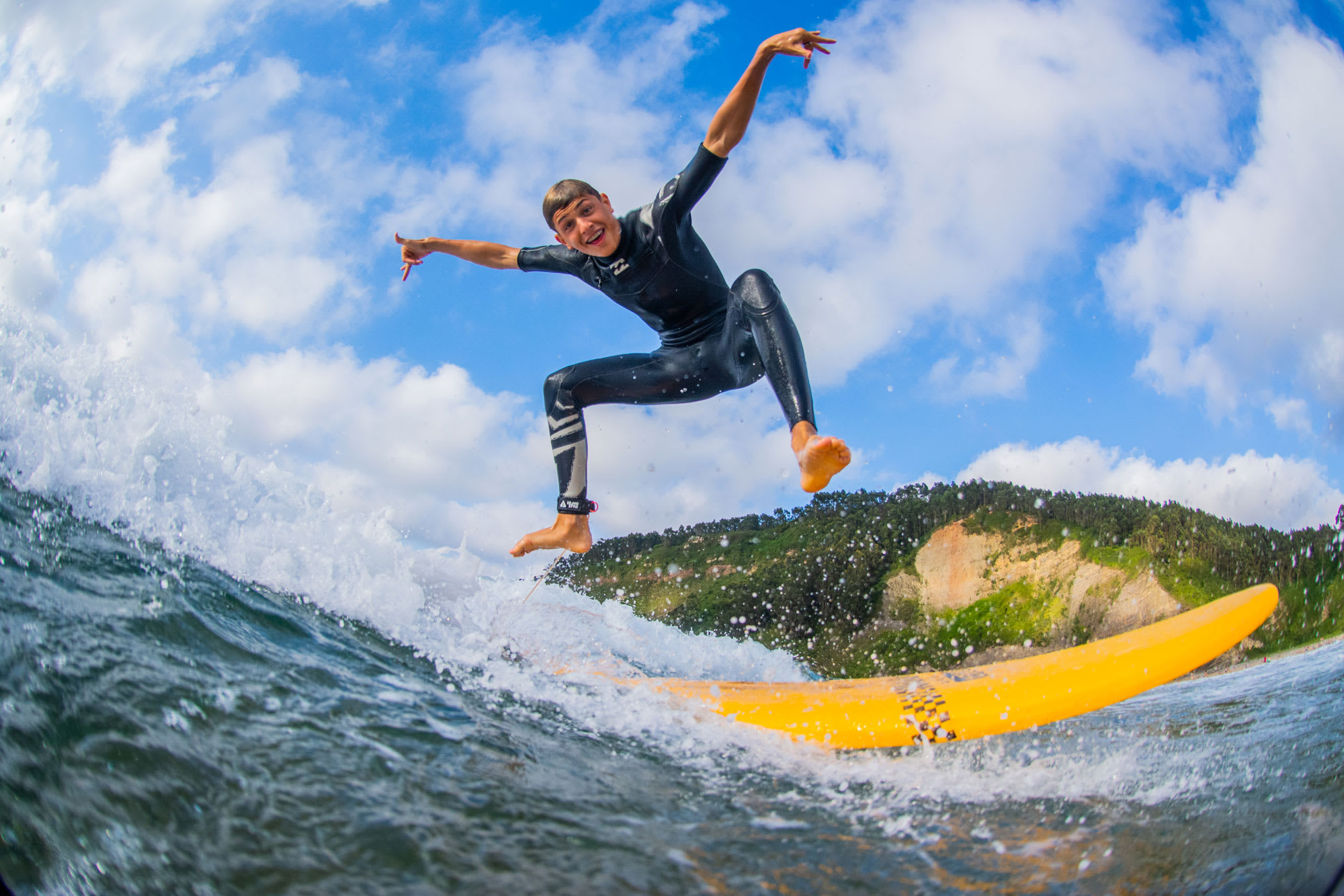 Clase de Surf en Playa de Rodiles cerca de Gijón, Asturias
