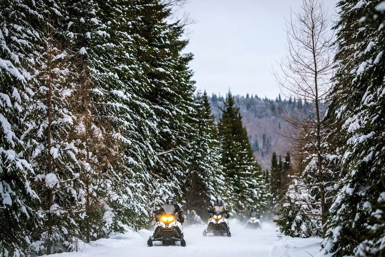 Schneemobilfahren in den Laurentiden
