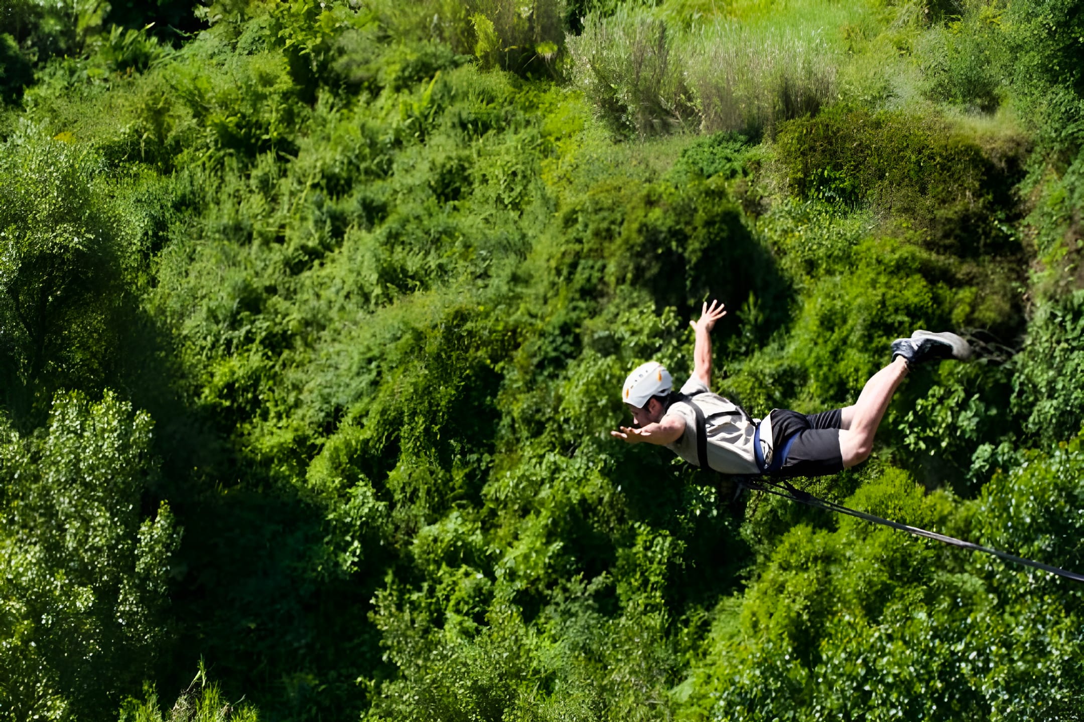 Ein Mann beim Bungee-Springen im Naturpark Cadí-Moixeró