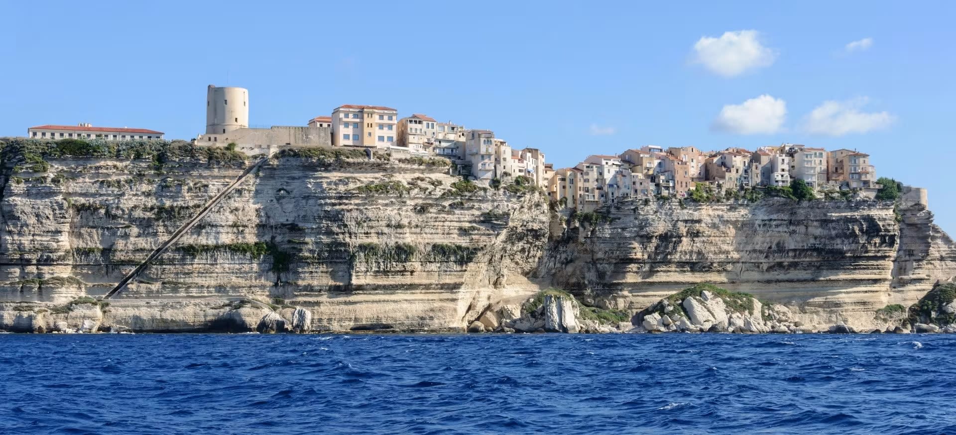 Bonifacio, Blick vom Wasser aus 