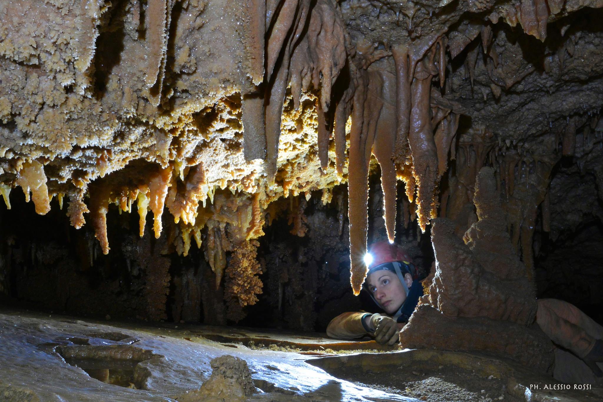 Spéléologie dans la grotte Tana che Urla