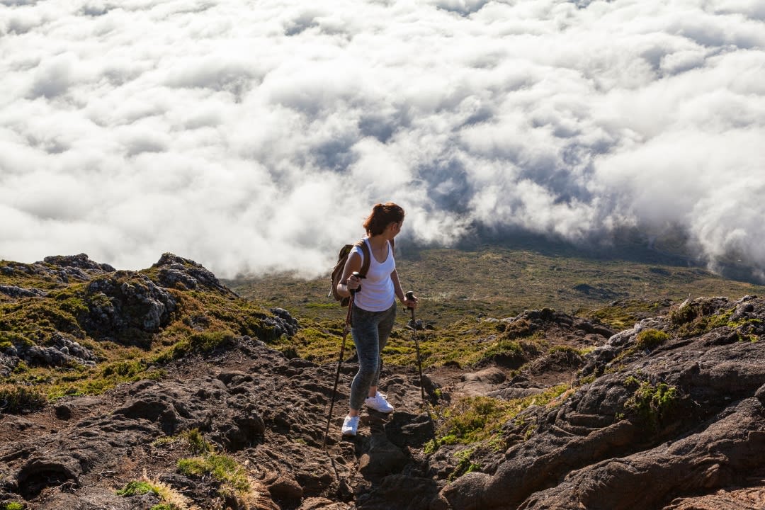 Una mujer practica senderismo en el Monte Pico, Azores
