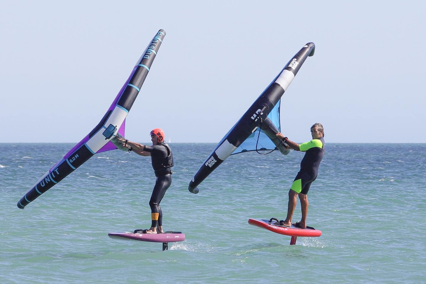 Amateure, die eine Windsurfing-Aktivität durchführen