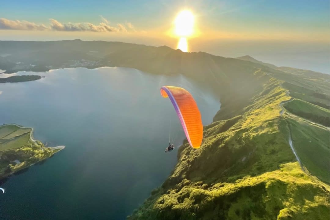 Un hombre haciendo parapente en São Miguel, Azores