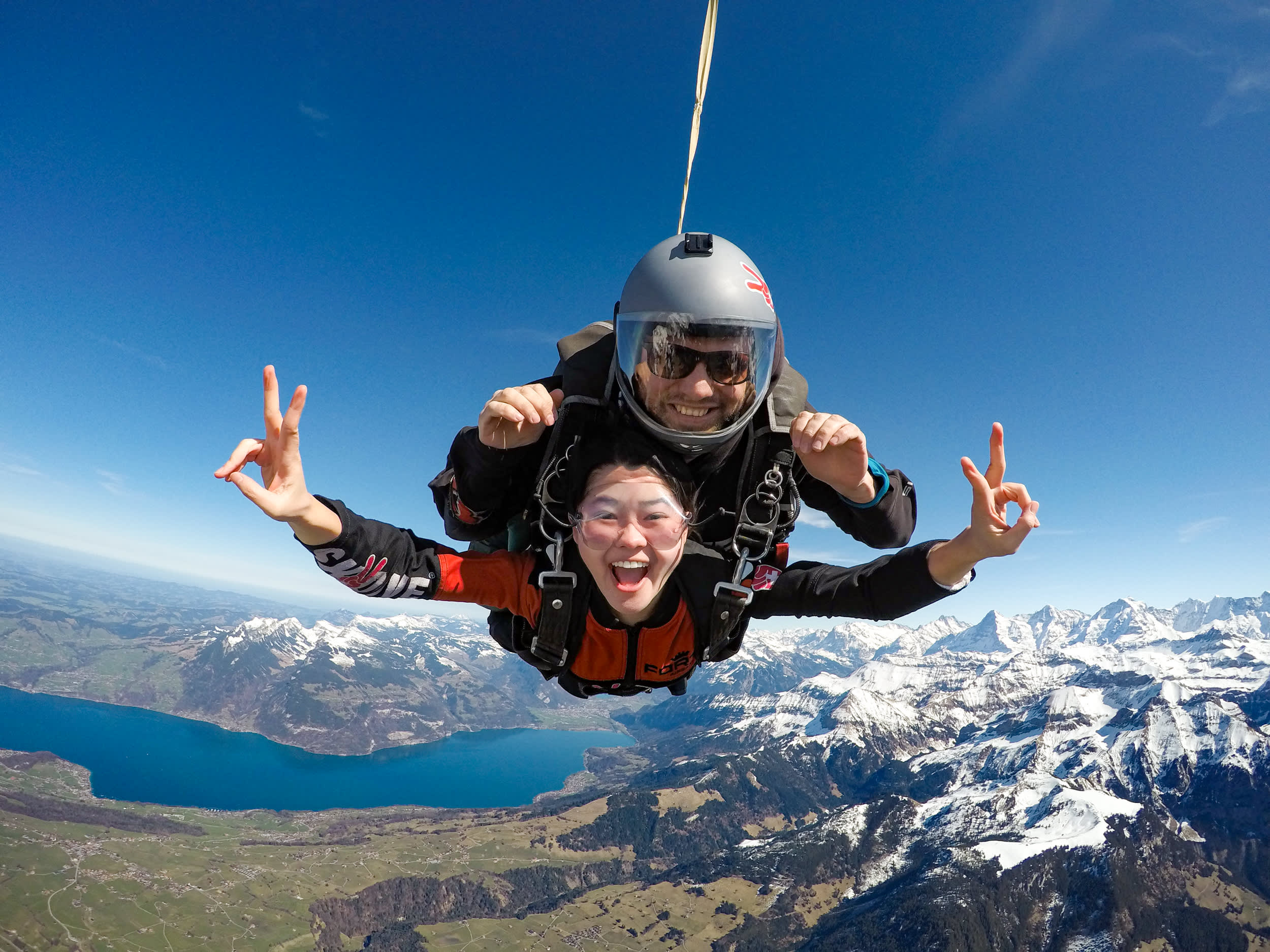 Frau und Guide am Fallschirmspringen in Interlaken