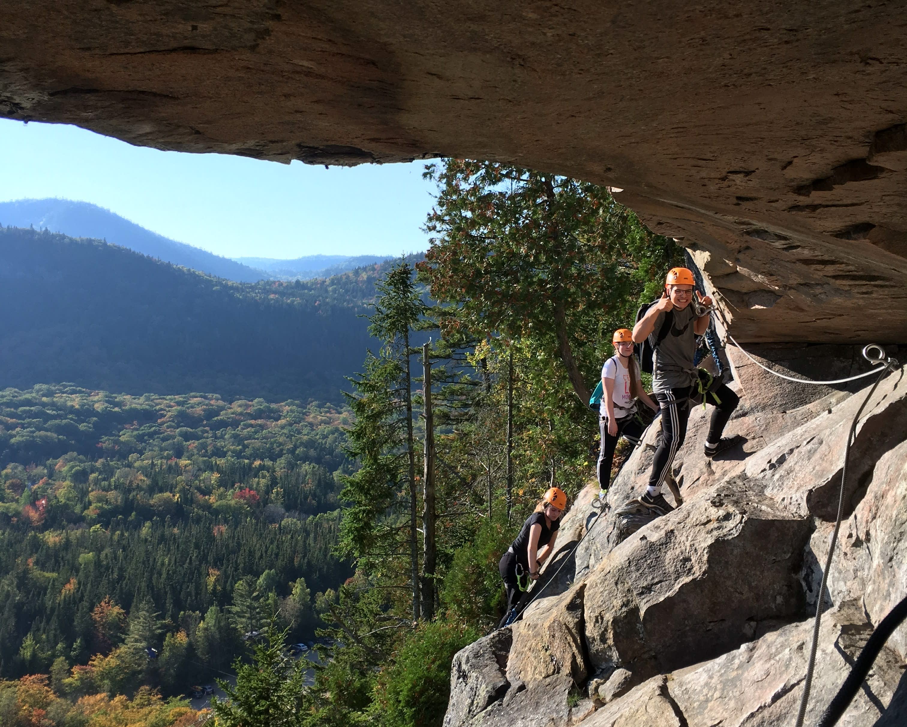 Personnes sur une montagne