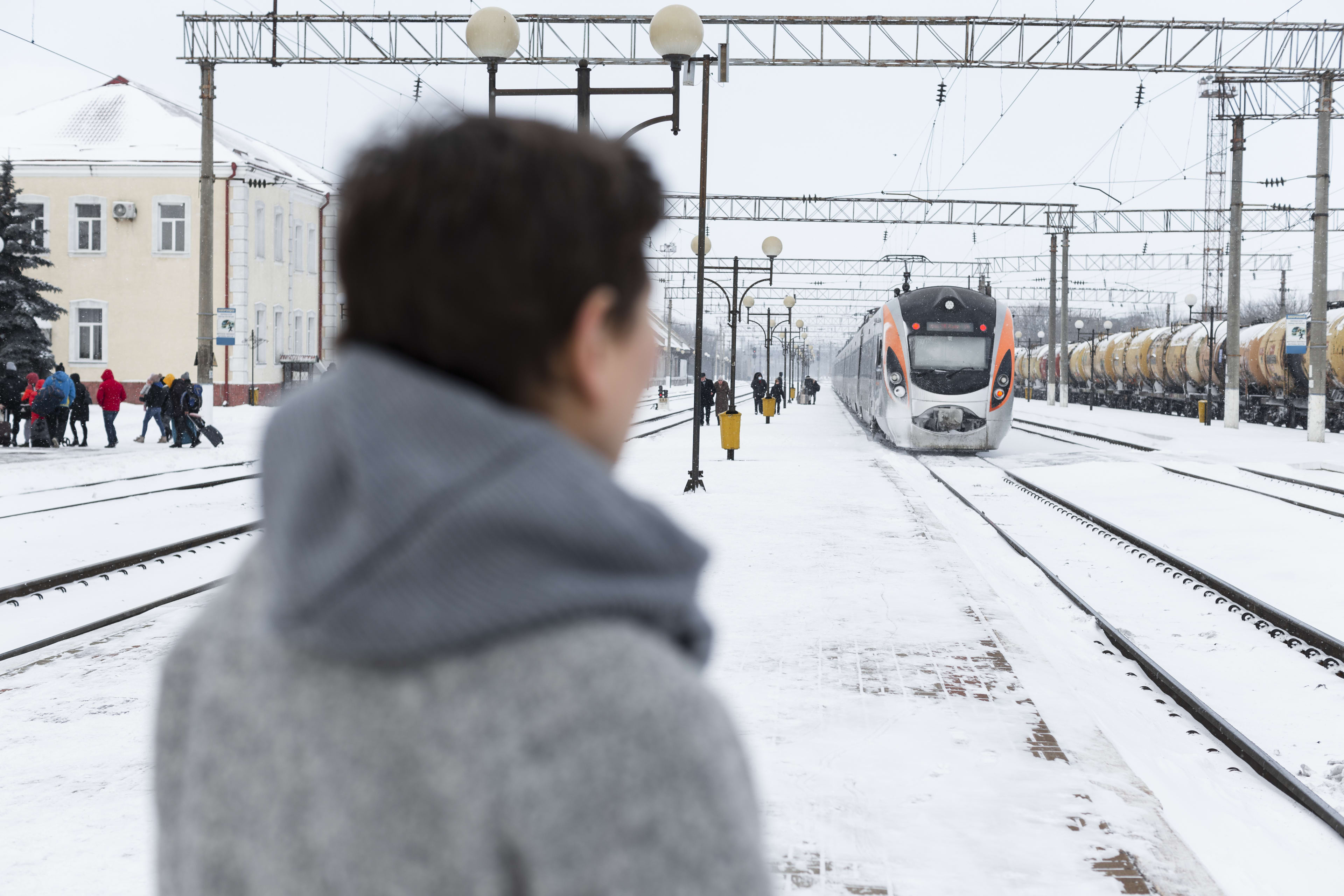 Person wartet in Lappland auf den Zug