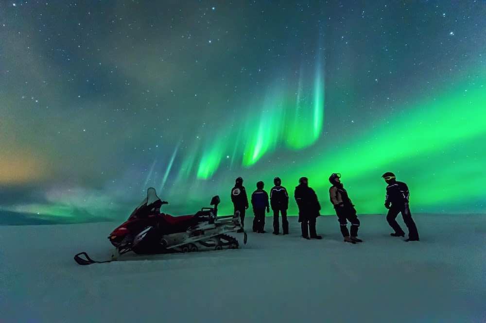 northern-lights-snowmiboling-rovaniemi