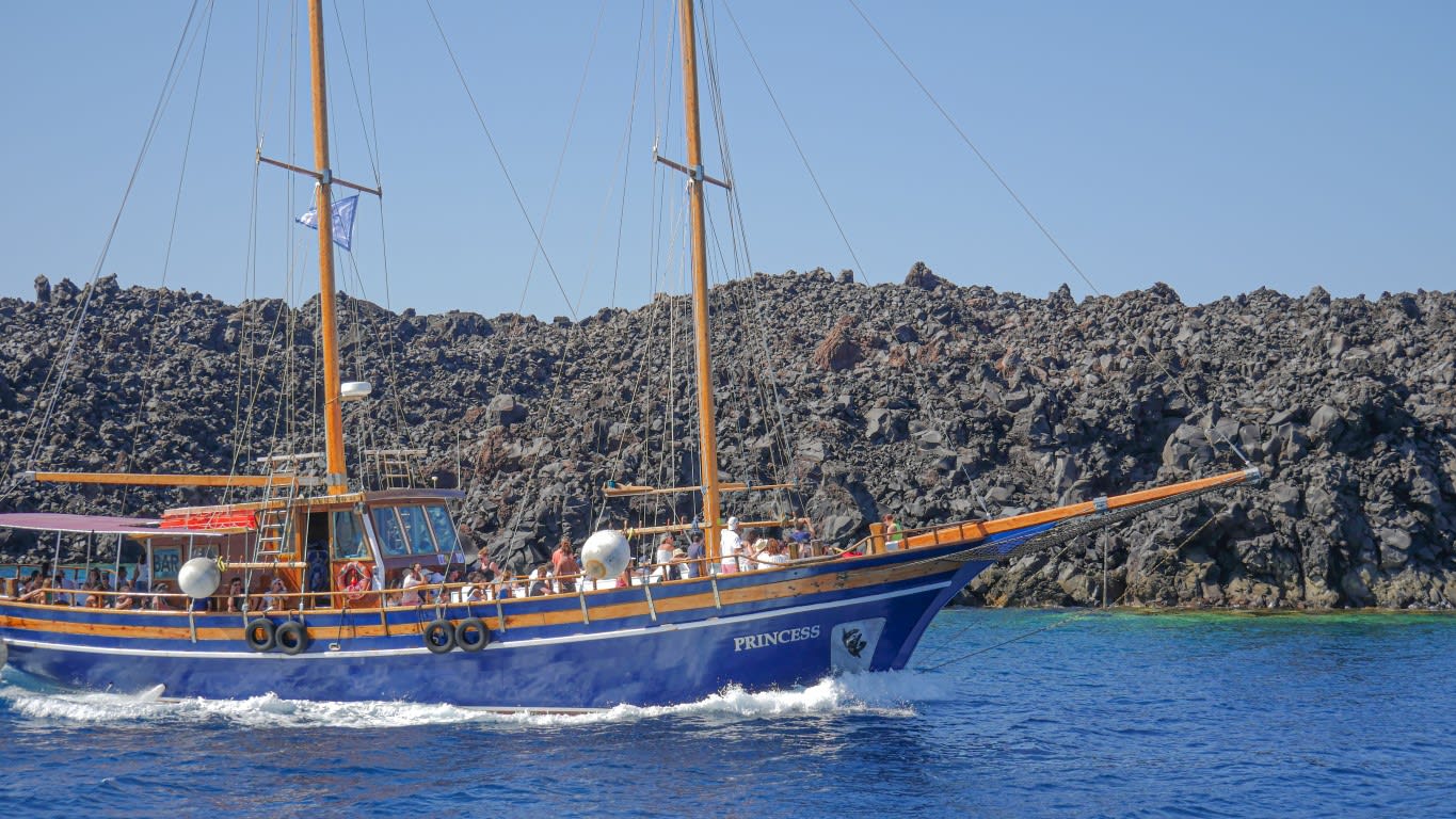 Bateau pour les îles volcaniques depuis Santorin