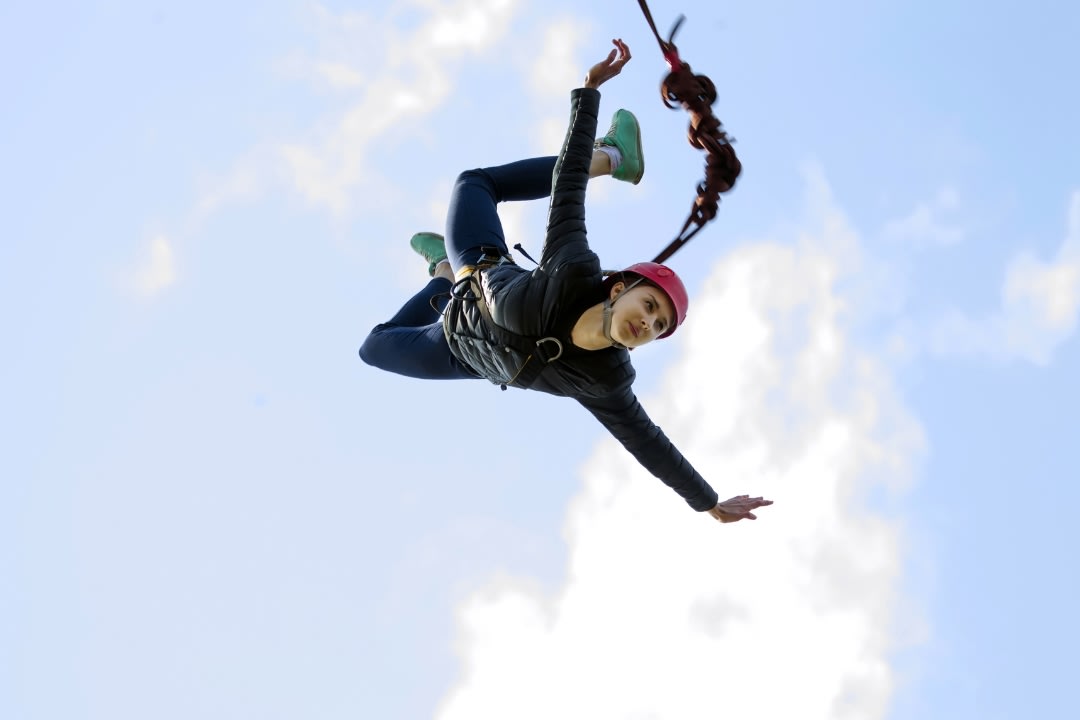 Eine Frau beim Bungee-Springen