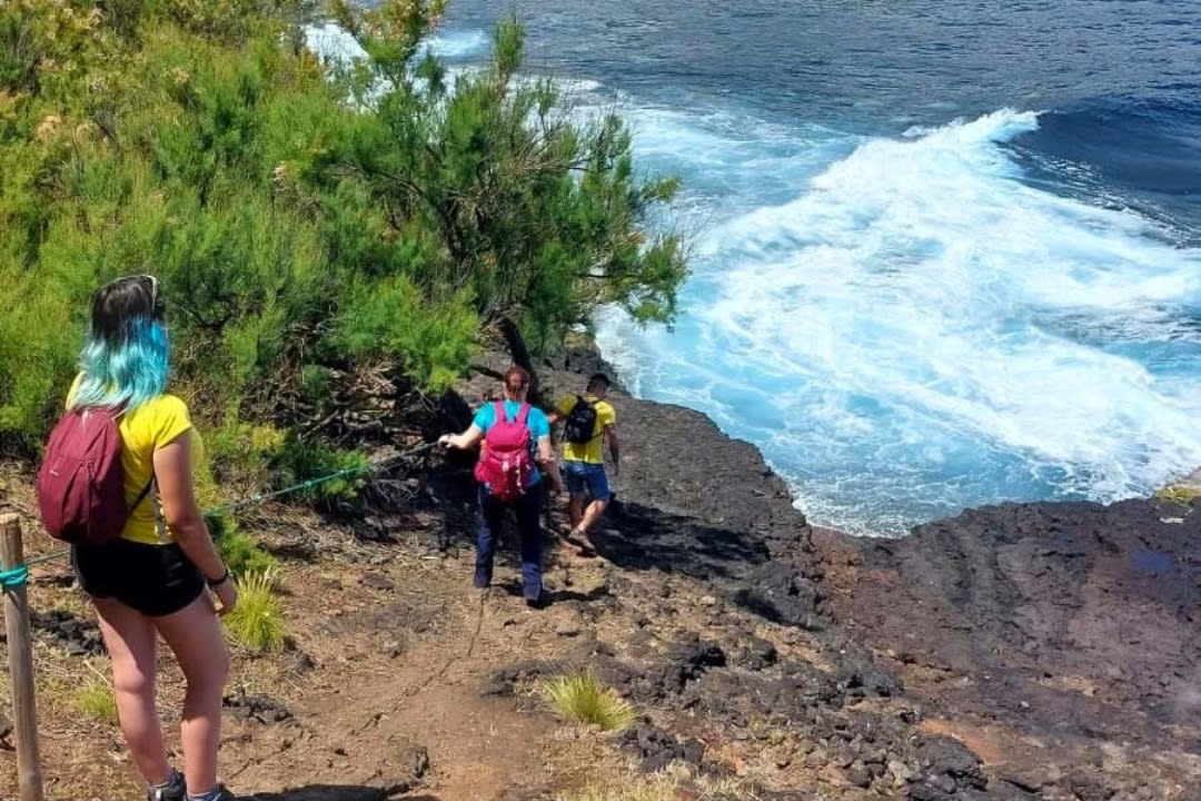 Una familia haciendo una excursión guiada a los fuertes de São Sebastião en la isla de Terceira, Azores