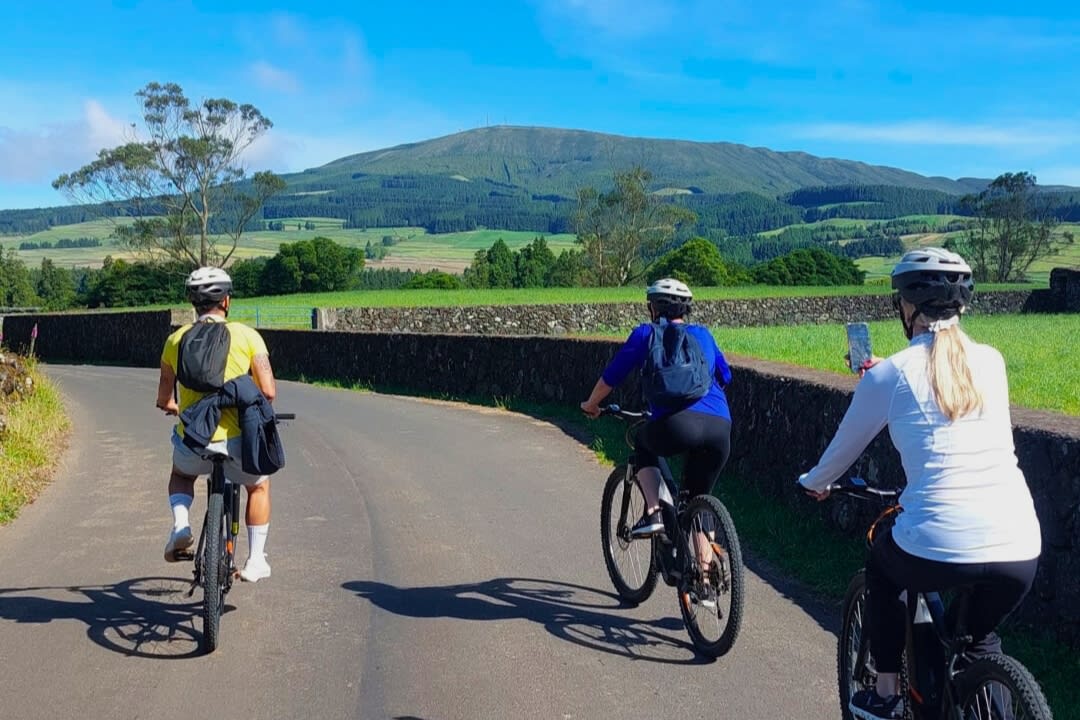 Recorrido guiado en bicicleta eléctrica por la costa oeste de la isla de Terceira, Azores.