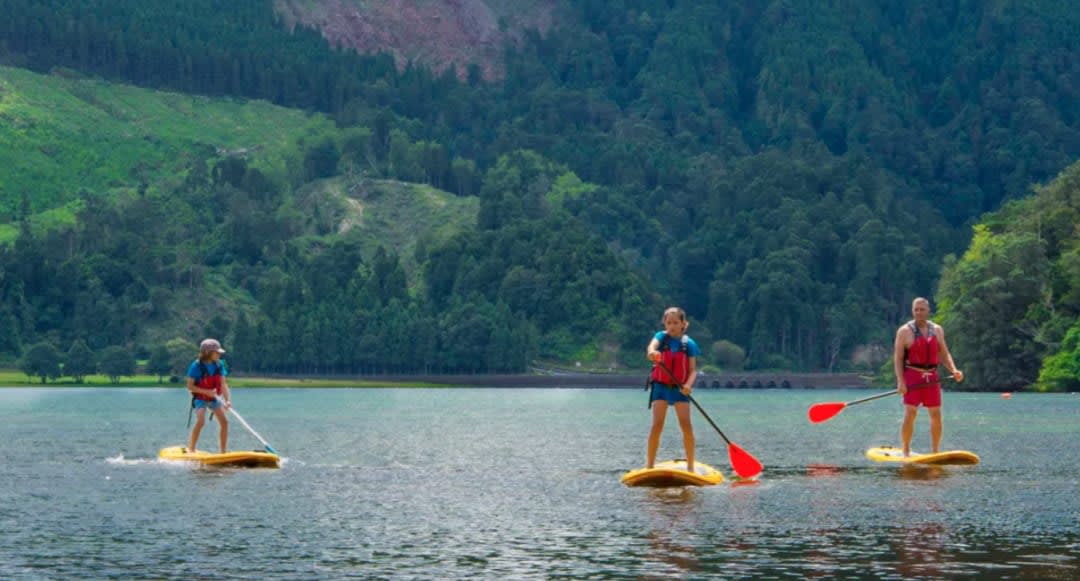 Familia haciendo Stand Up Paddle Alquiler en Sete Cidades Lago en São Miguel, Azores