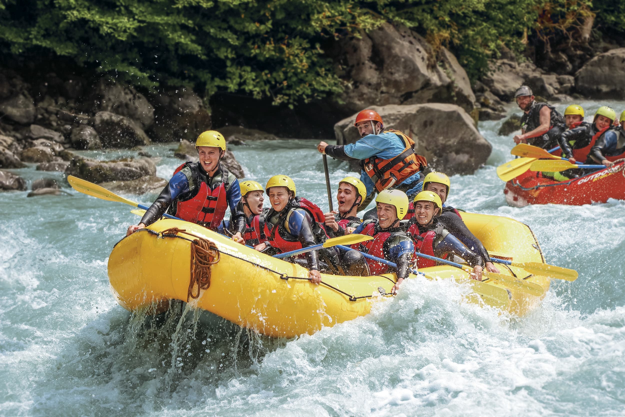 Groupe faisant du rafting sur la Lütschine