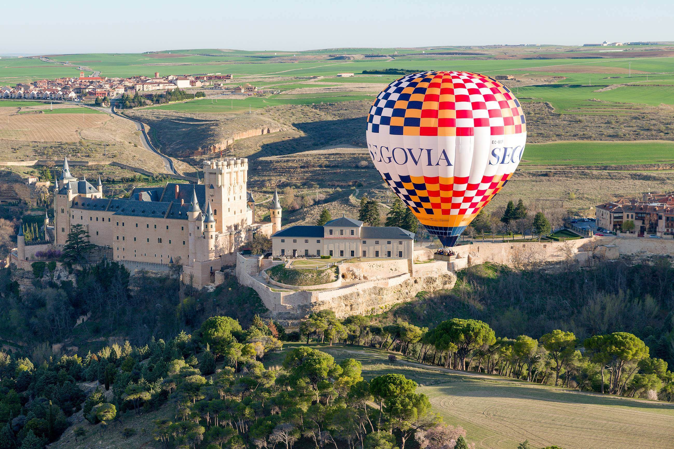 Heißluftballon über der Burg von Segovia