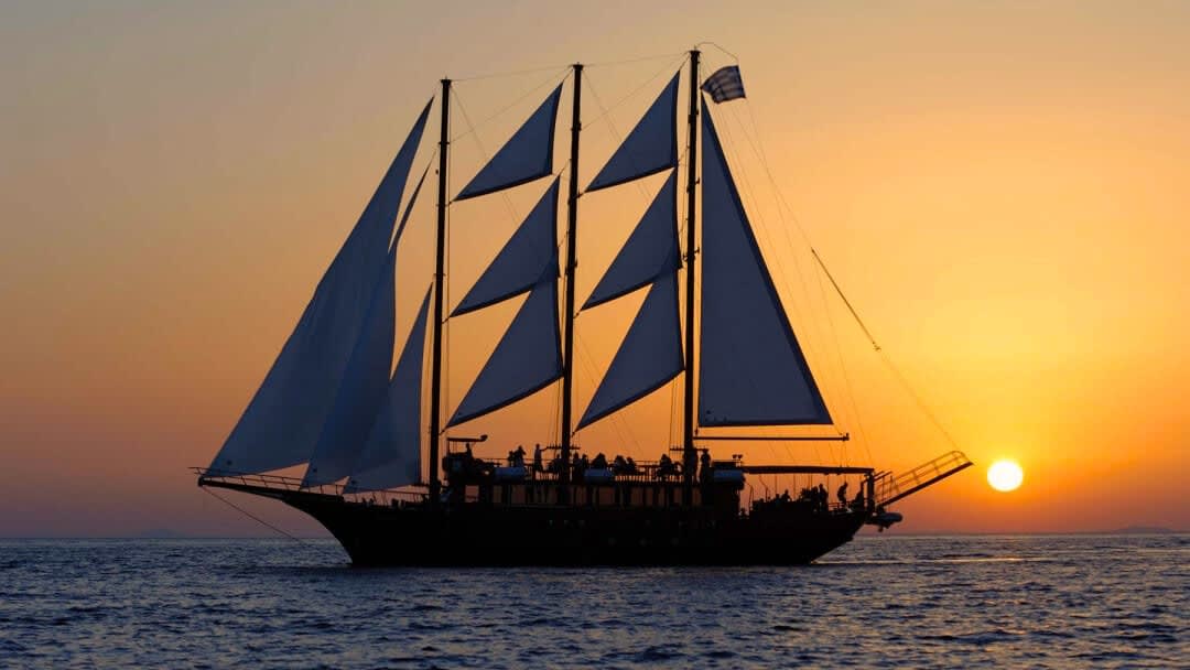Dîner-croisière au coucher du soleil avec visite du volcan Nea Kameni depuis Santorin