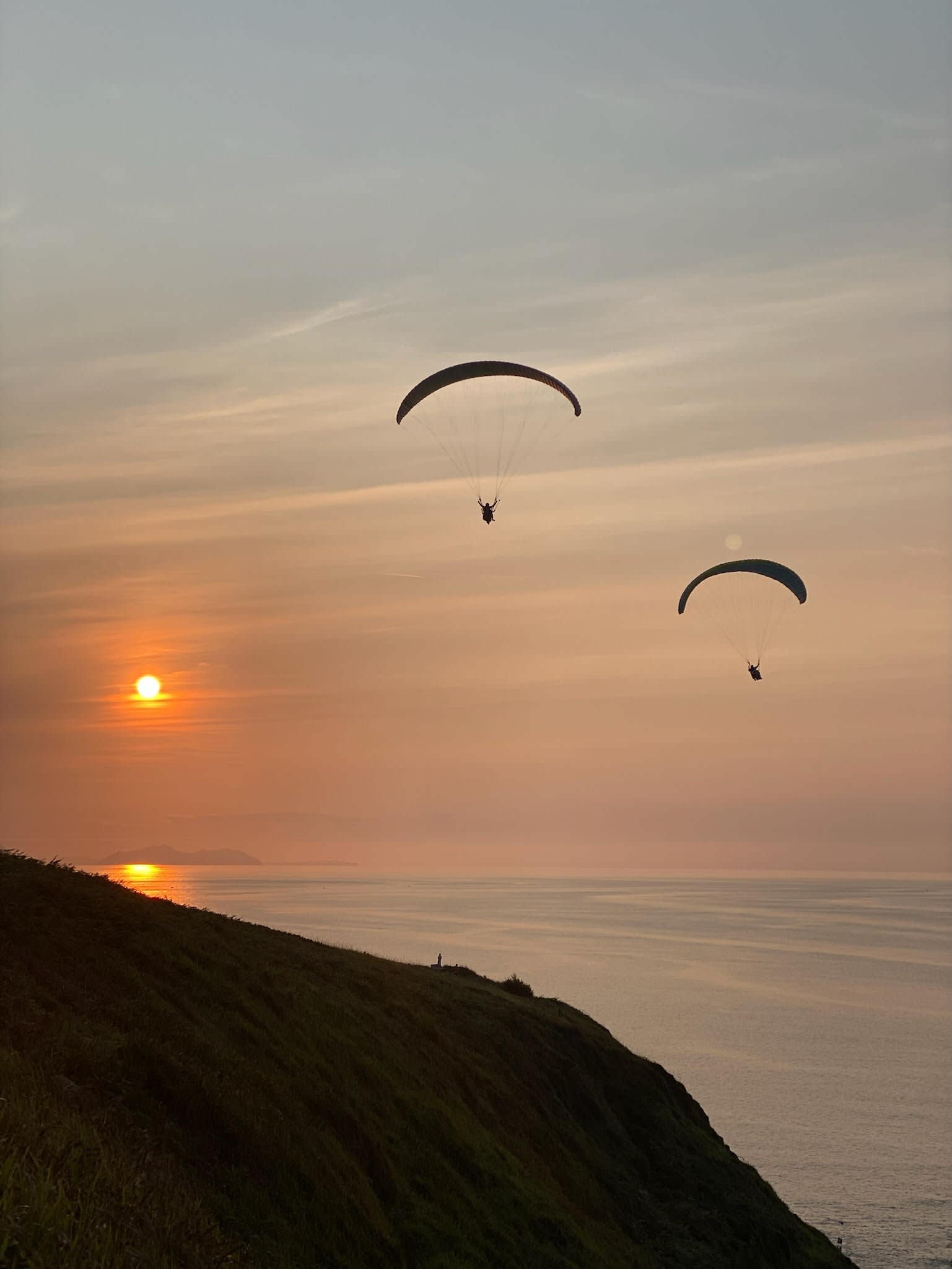 Gleitschirmflieger bei Sonnenuntergang