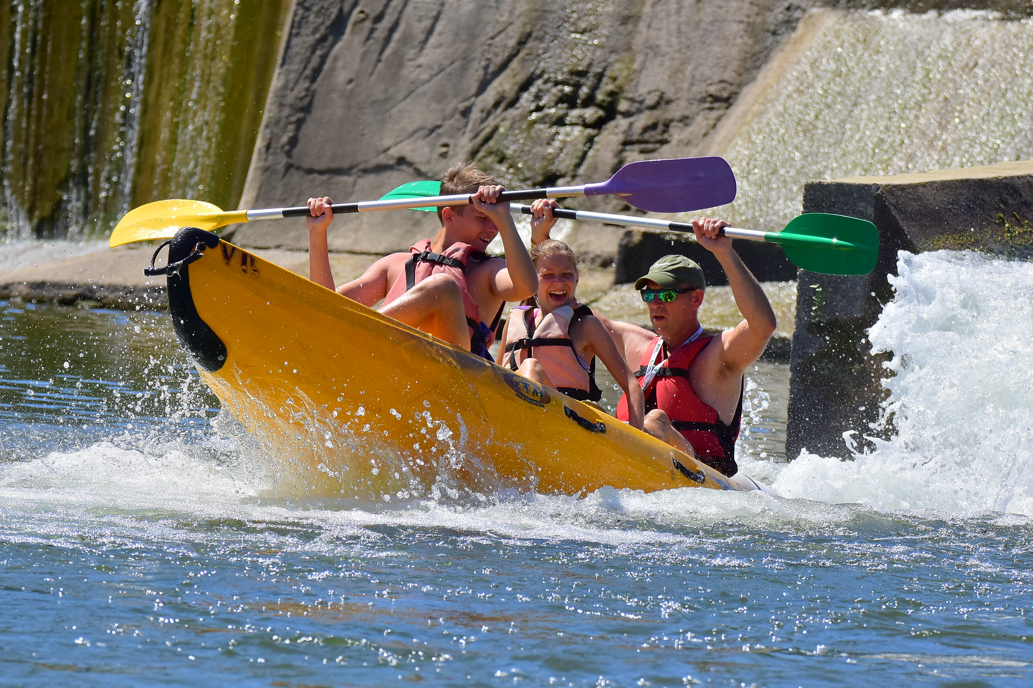 descenso en kayak por un tobogán en las gargantas del Ardèche