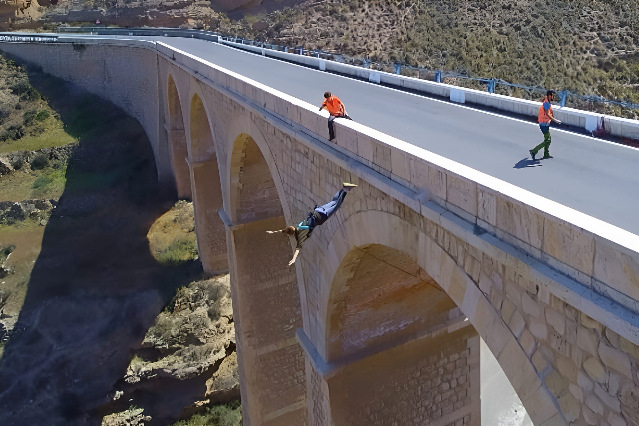 Eine Frau beim Bungee-Springen an der Costa Almeria