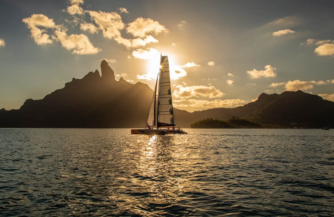 Paseo en catamarán al atardecer en Bora Bora