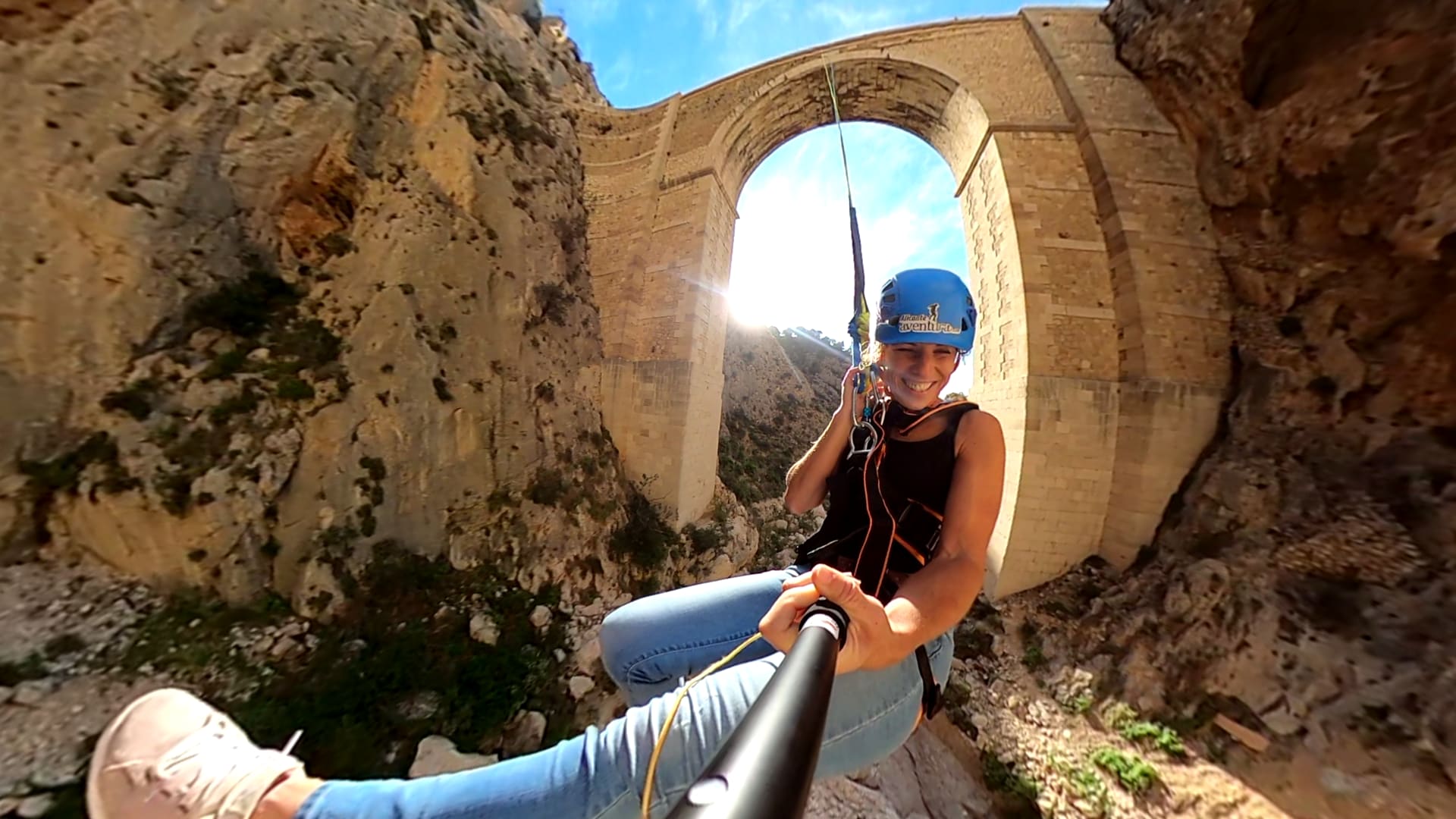 Saut à l'élastique dans les gorges du Mascarat, à Alicante