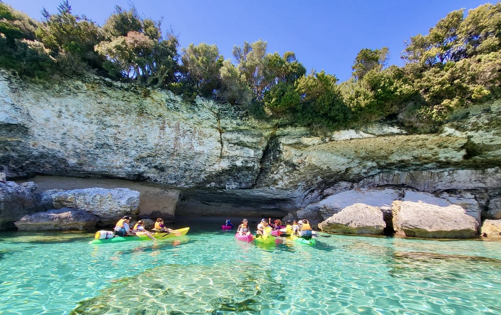 Excursion familiale en kayak de mer dans les grottes des falaises de Bonifacio