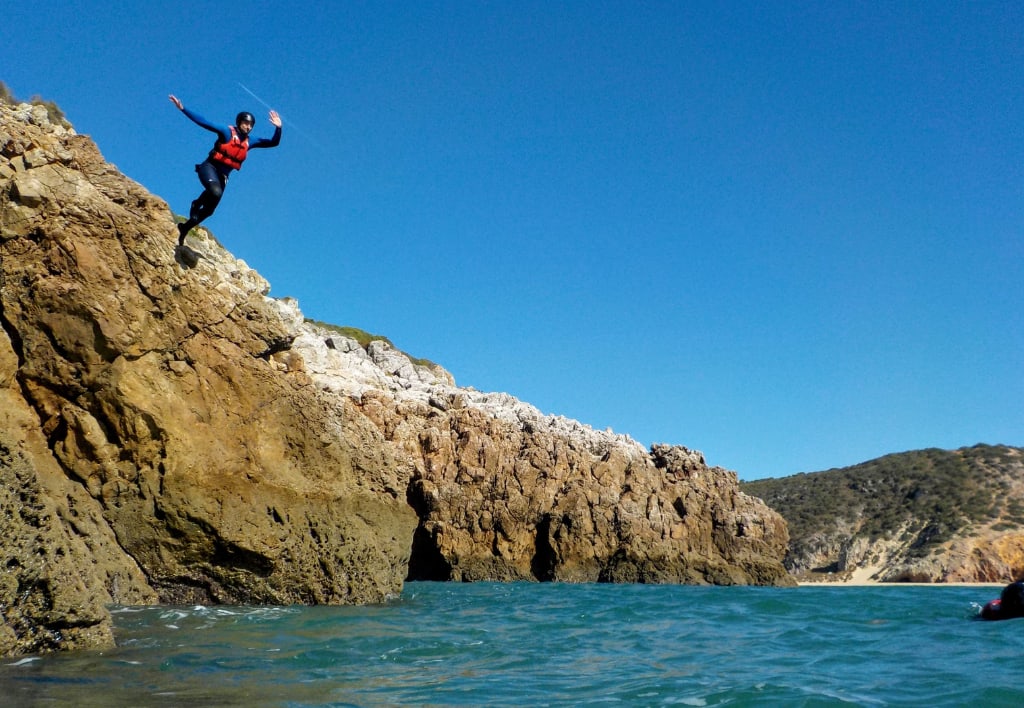 Coasteering : saut de falaise dans le parc naturel de la Costa Vicentina Lagos