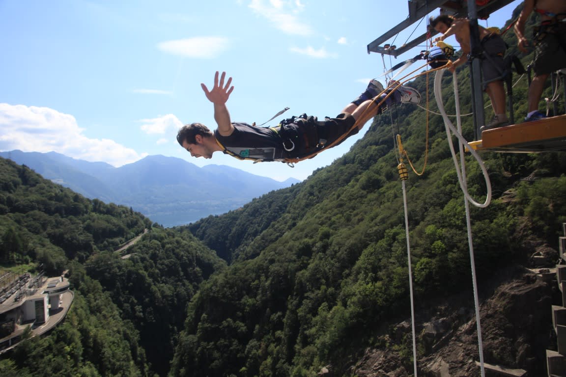 Saut à l'élastque du Barrage Verzasca en Suisse