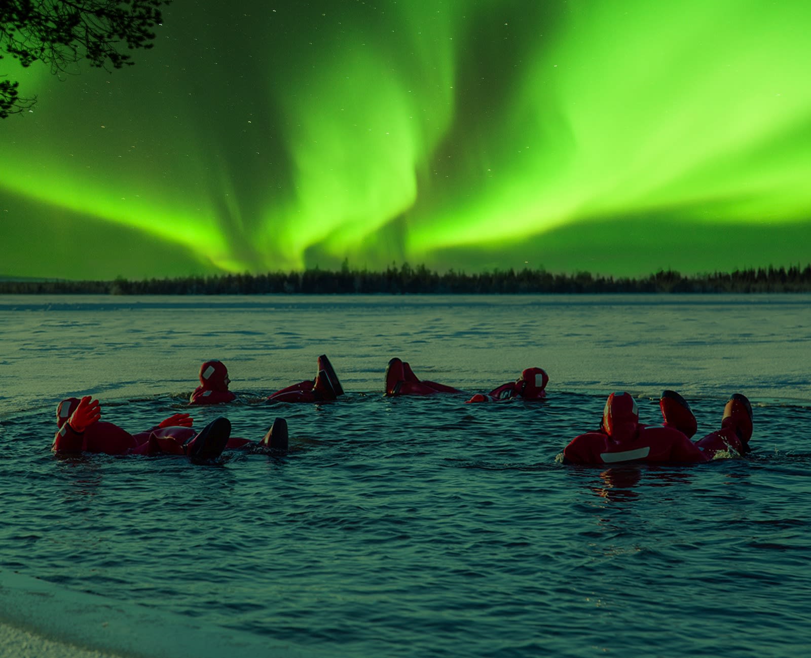 Aurores boréales flottant sur la glace en Laponie finlandaise