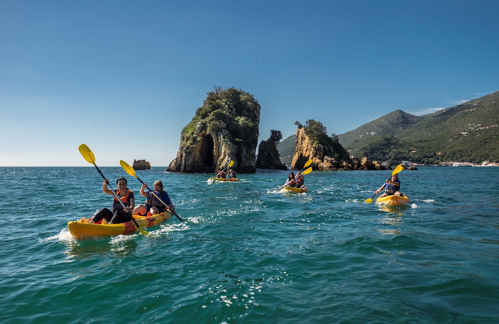 Kayak de mar en el parque natural de Arrábida, cerca de Lisboa