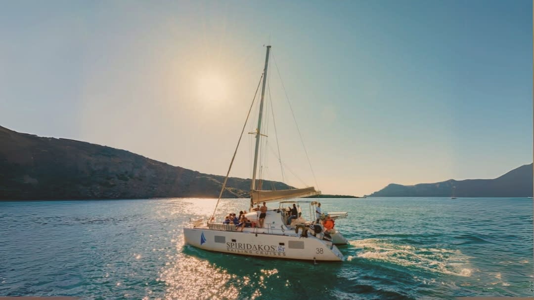 Croisière en catamaran au coucher du soleil au départ de la marina Ammoudi ou de la marina Vlychada à Santorin.