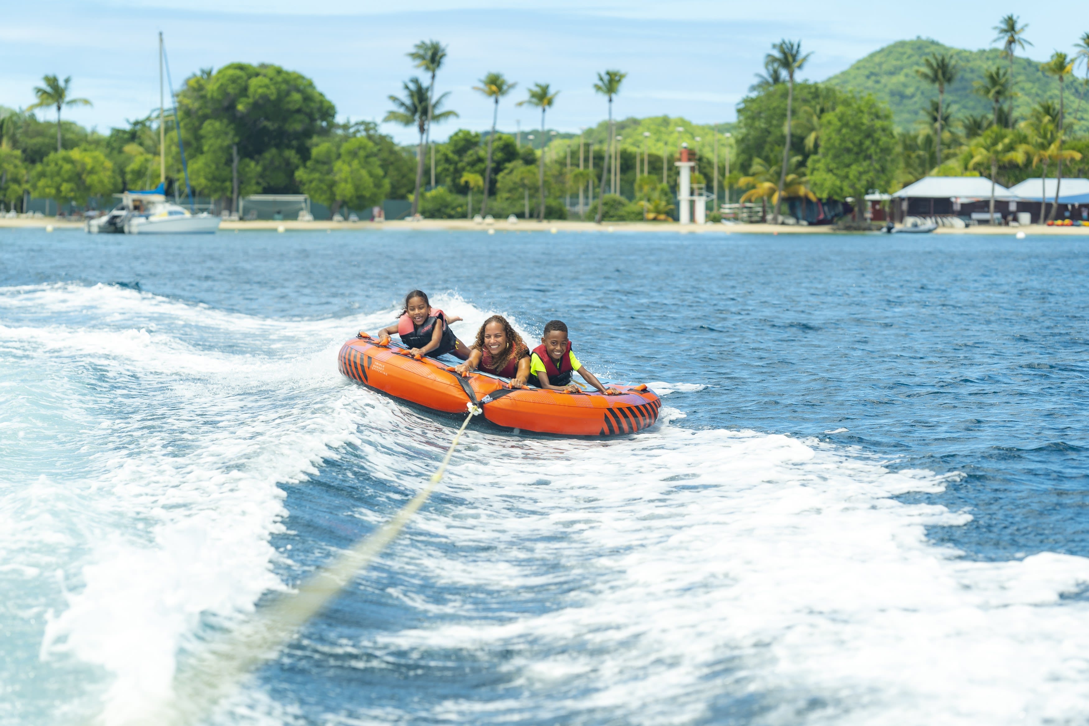 Boya remolcada con niños en Martinica