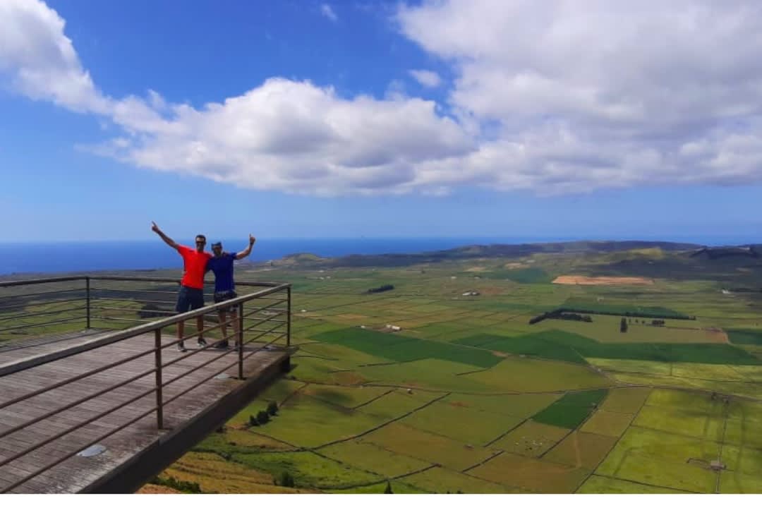 Unos amigos toman fotos en los impresionantes paisajes de la costa este de la isla de Terceira, Azores, durante su visita guiada en furgoneta.