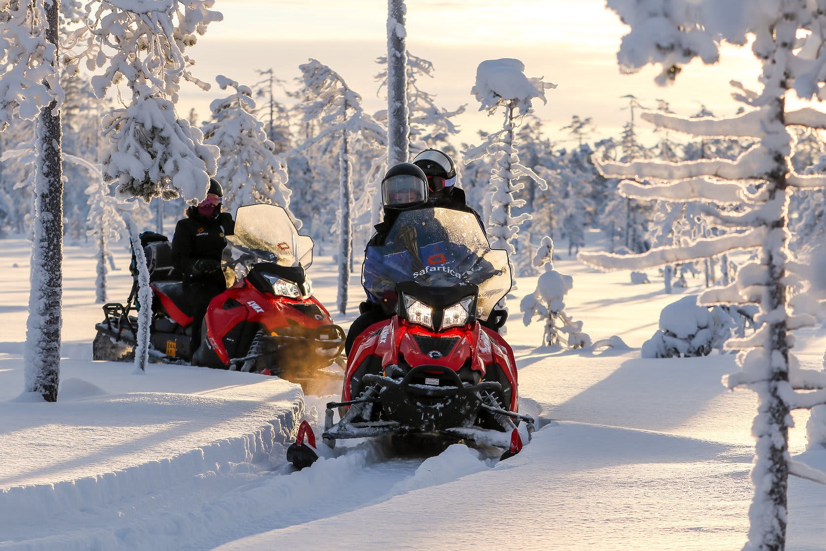 Excursión en moto de nieve por Saariselkä